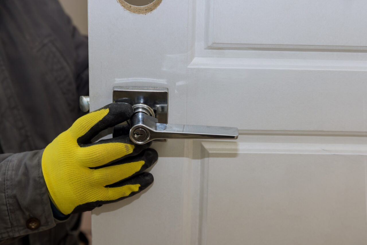 Installation de serrure sur porte intérieure en bois dans un appartement à Colombes