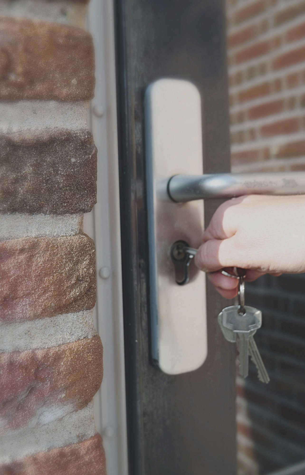 Porte sécurisée avec serrure renforcée installée à Colombes