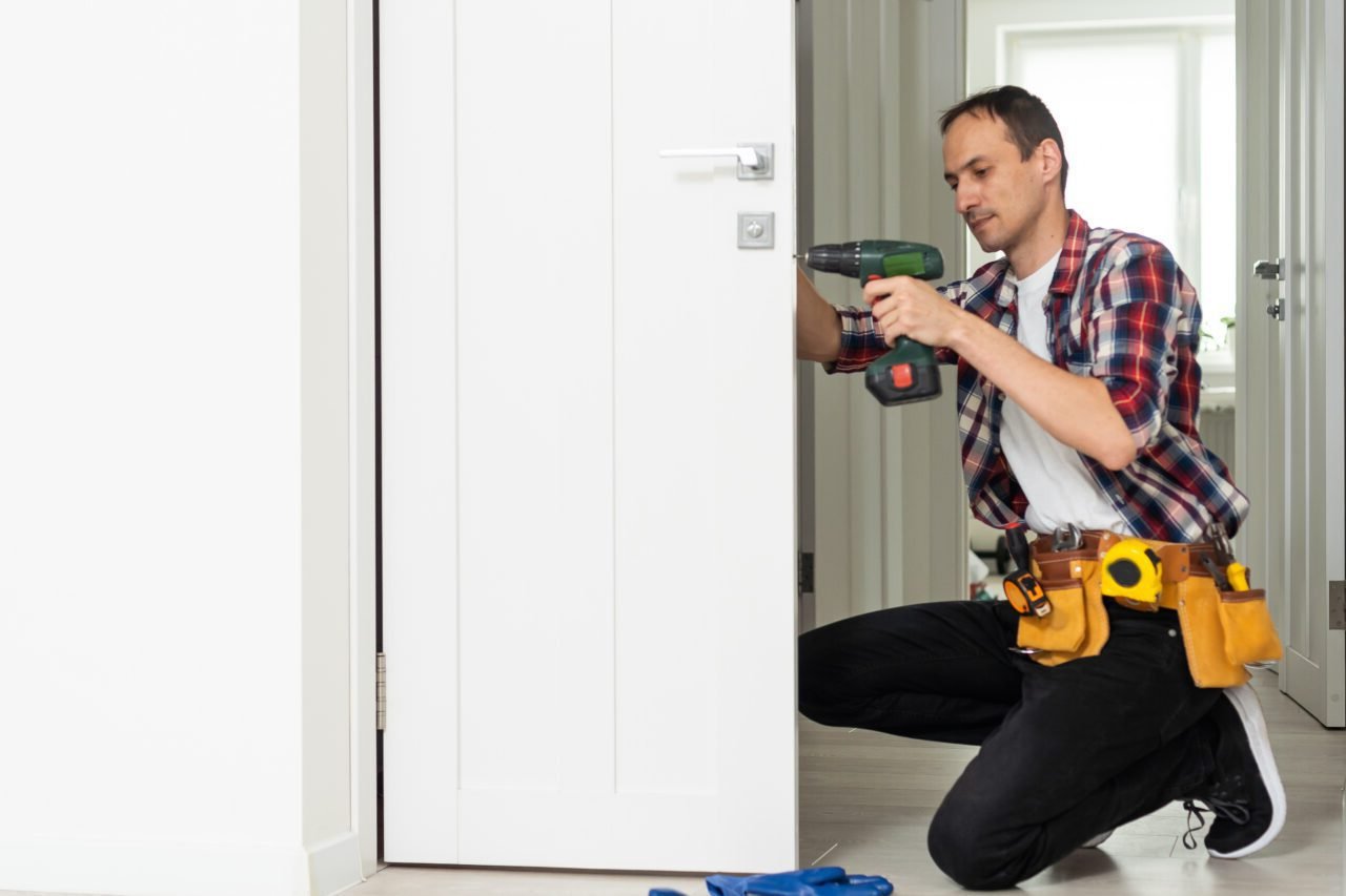 Serrurier professionnel à Colombes effectuant une intervention de maintenance de serrure